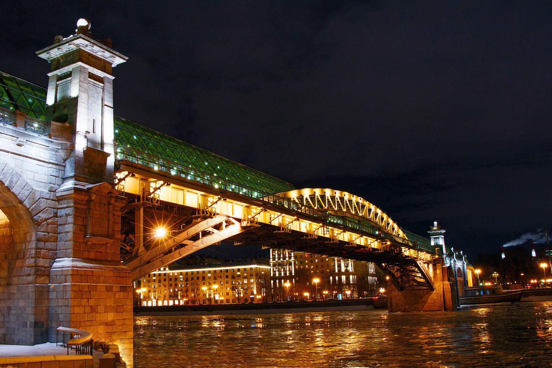 Пушкинский мост вечером Москва Россия мост набережная река ночь вечер огни подсветка архитектура