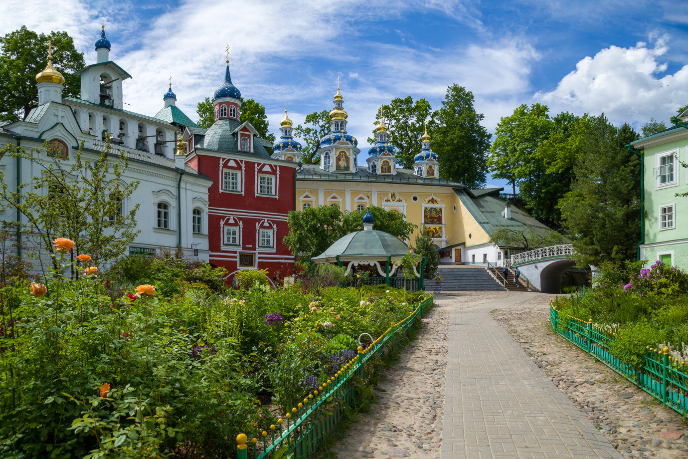 Дом у монастыря печоры. Печорский монастырь. Псково-Печерский монастырь фото. Крупнейшие монастыри России 2 половины 17 века.