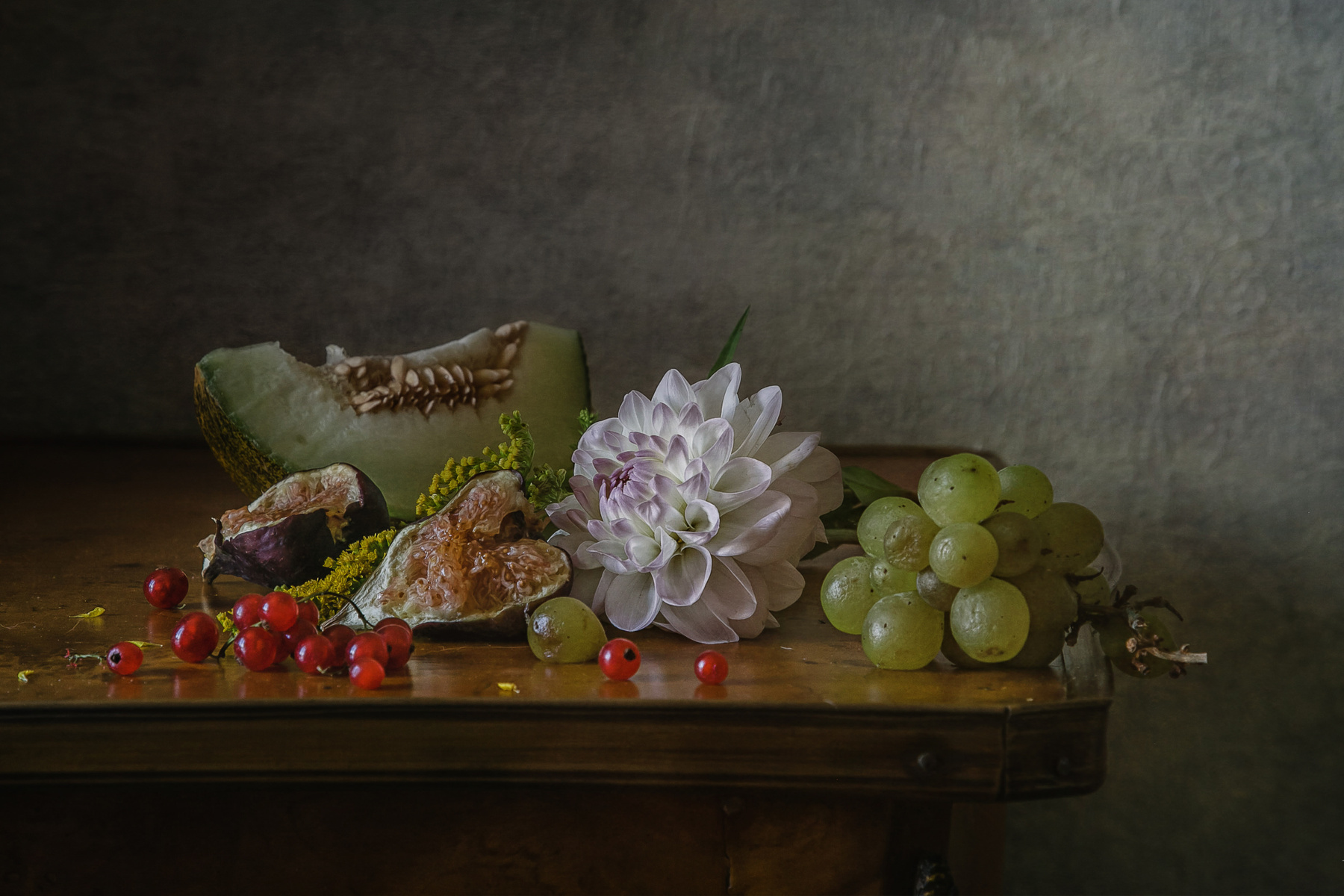 Георгин и фрукты натюрморт цветы фрукты георгин дыня инжир смородина