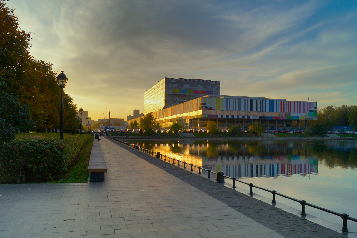 В лучах заходящего солнца Москва Останкино осень пруд вечер отражения телецентр