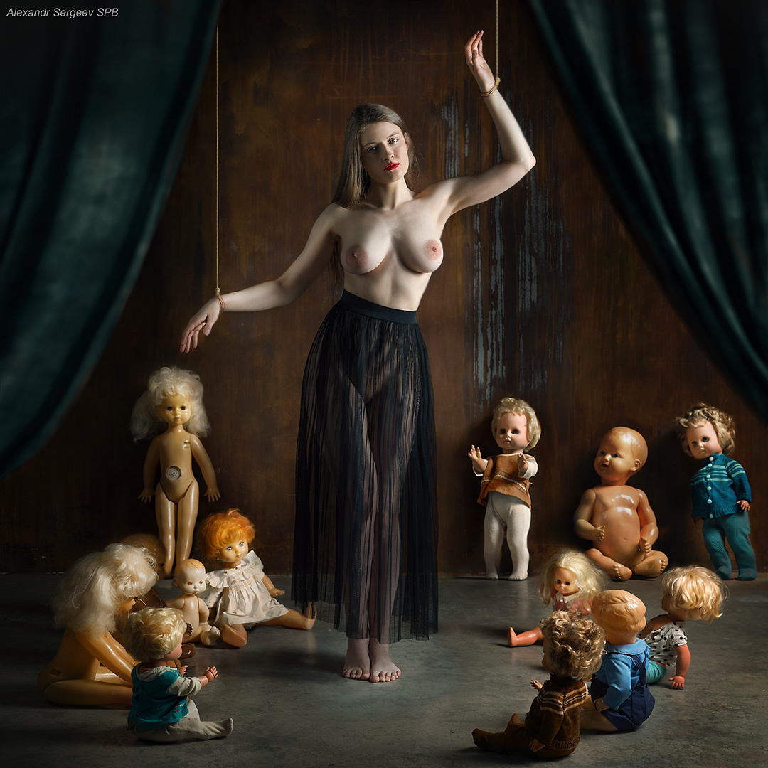 Кукольный театр арт ню-арт концептуальное девушка обнажённая куклы инверсия
