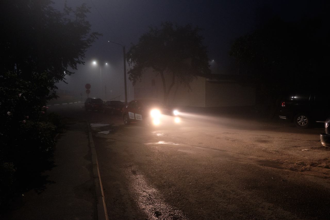 Туманной ночью 10 ночь туман двор здание фонари фары машины деревья
