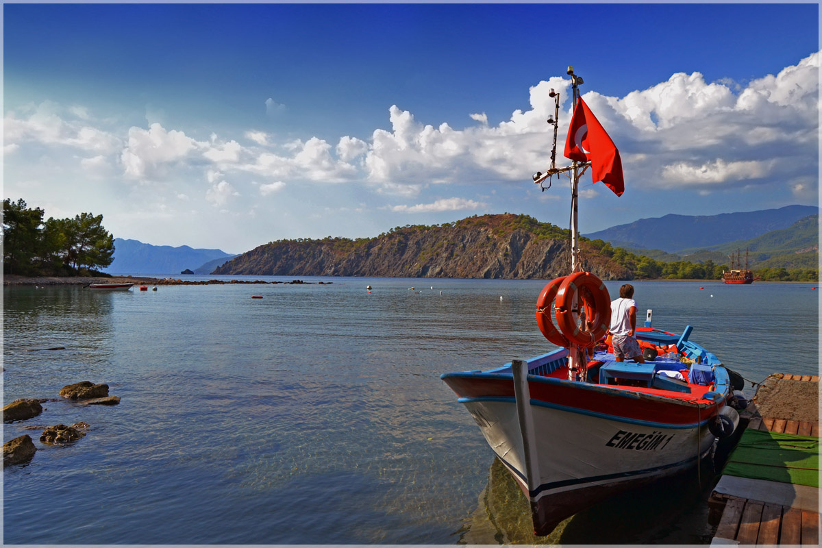 Под Турецким флагом Турция Кемер Фаселис бухта море горы лодка флаг причал круг
