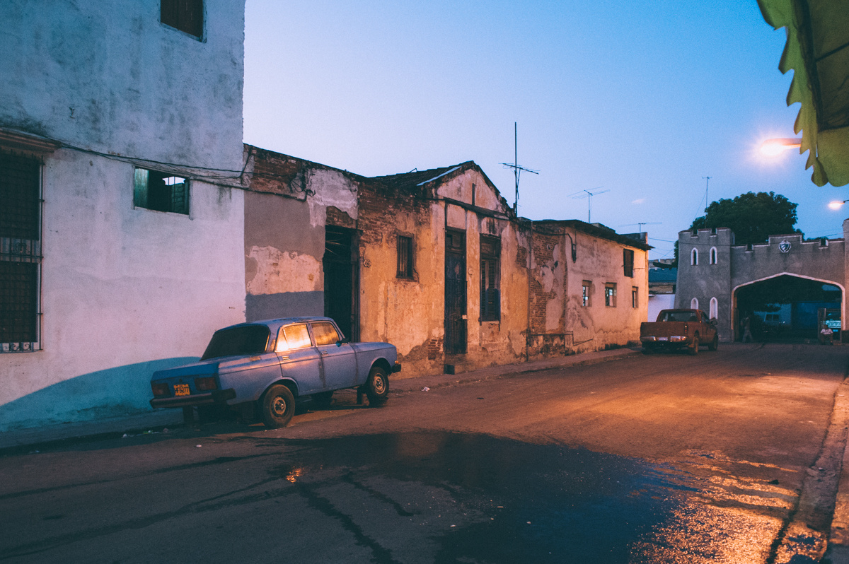 Сумерки куба Гавана олдтаймер уличное фото