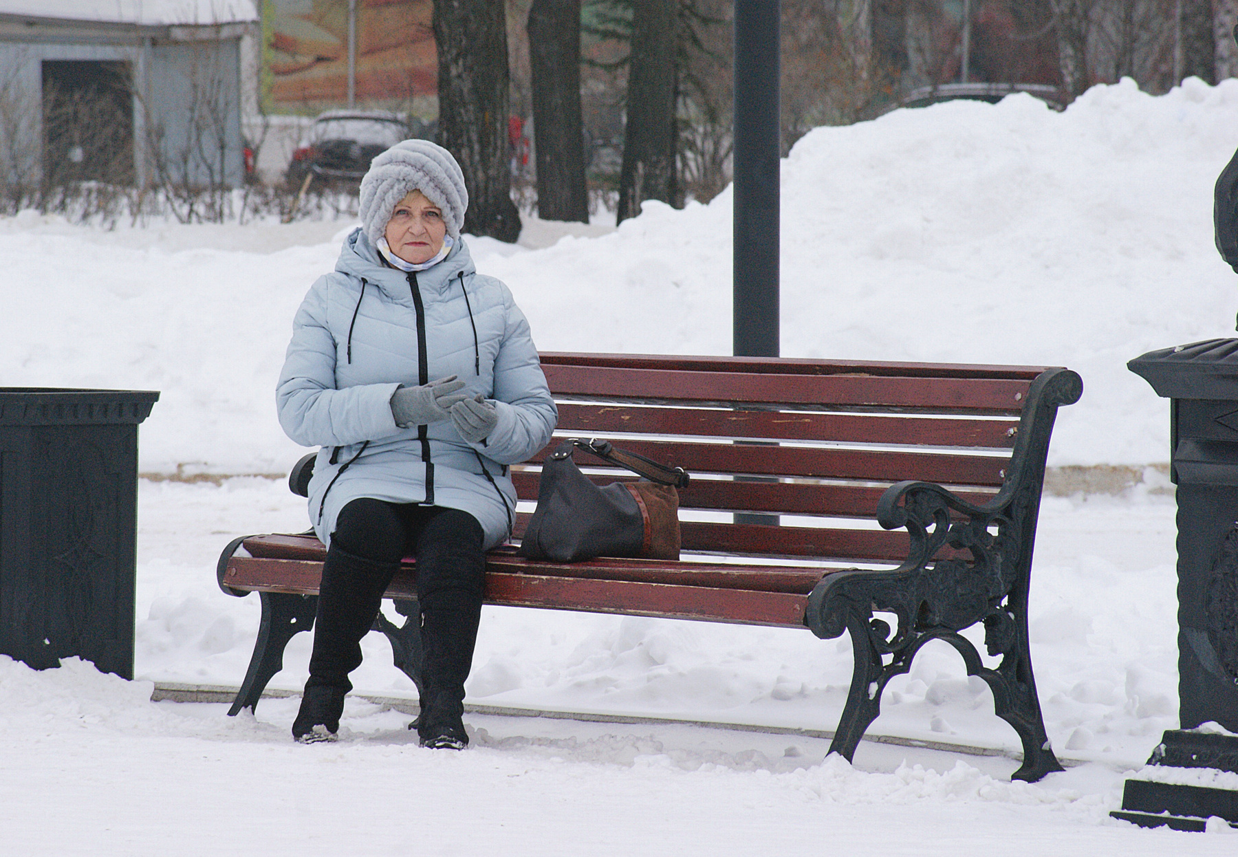 Последний день января зима город парк скамья женщина