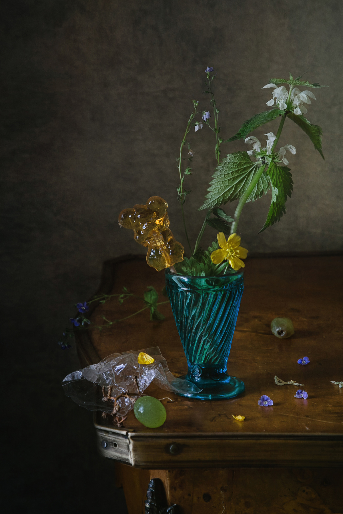 Леденец и весенние цветы натюрморт стекло цветы леденец виноград