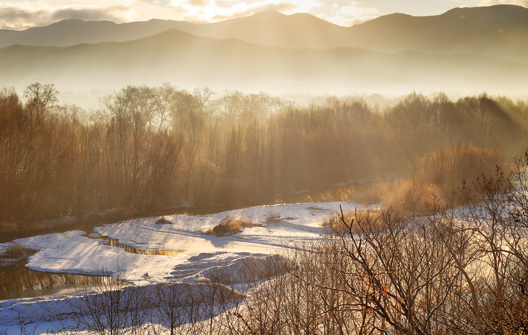 morning rays горы лучи Приморье река снег утро