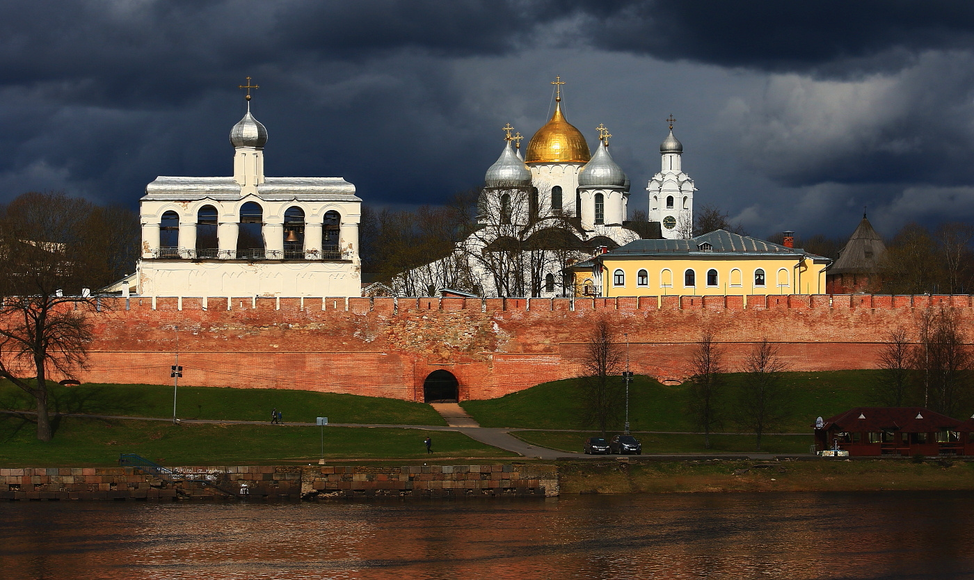 Тучи над городом встали ... пейзаж Великий Новгород Волхов тучи свет