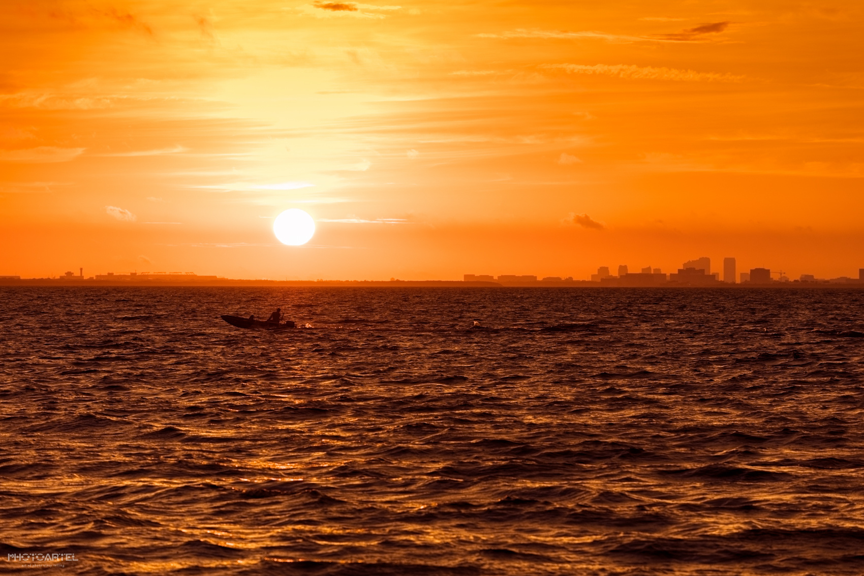 За рыбой по утру утро рассвет лодка рыбак океан солнце вода небо