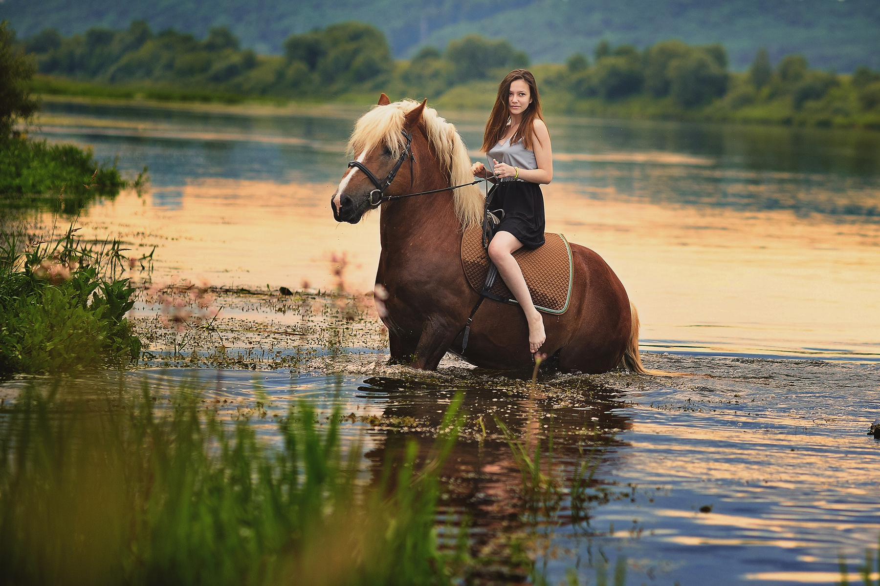 На рассвете Девушка конь река рассвет