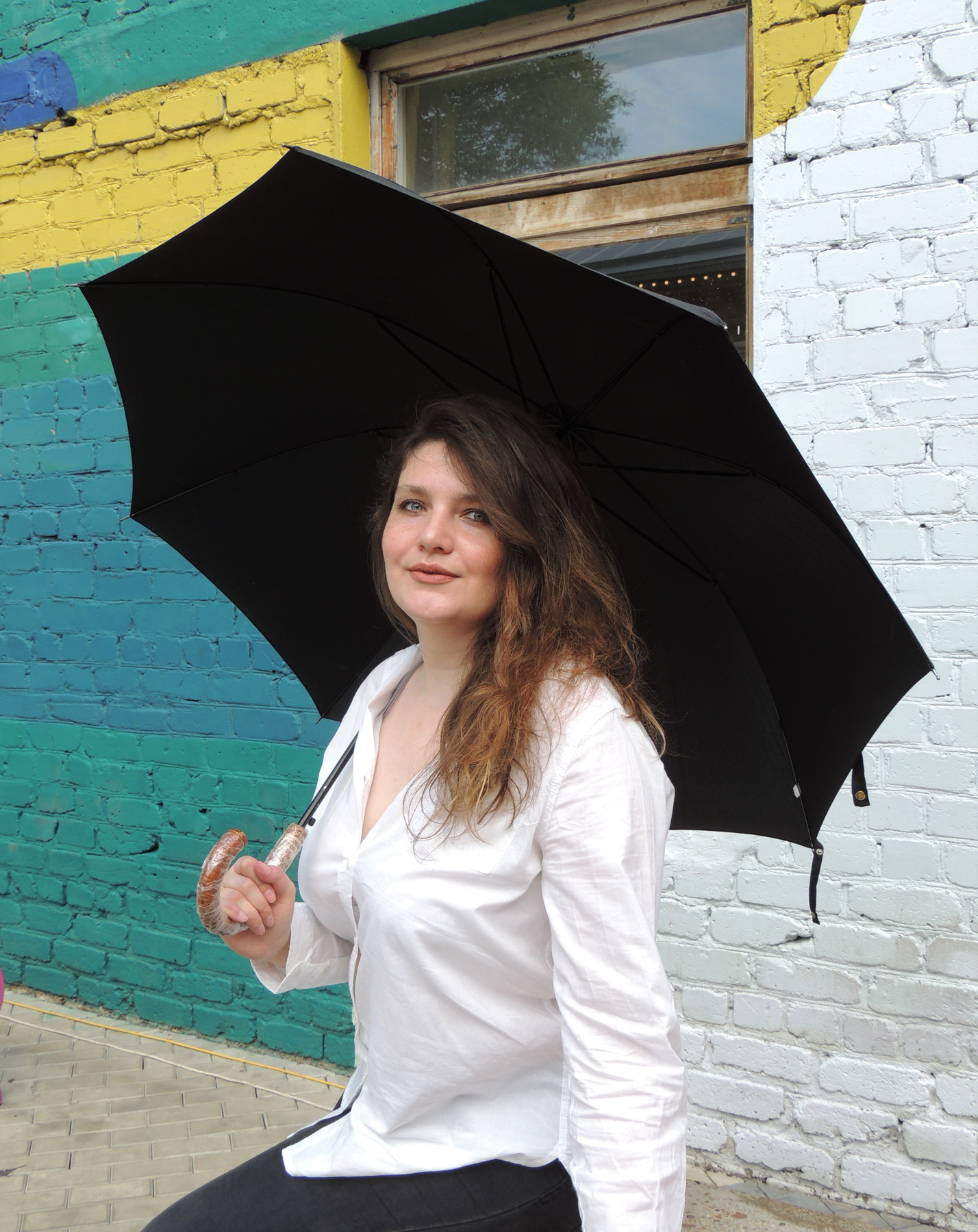 With umbrella девушка с зонтиком летний день в белом ч б фото
