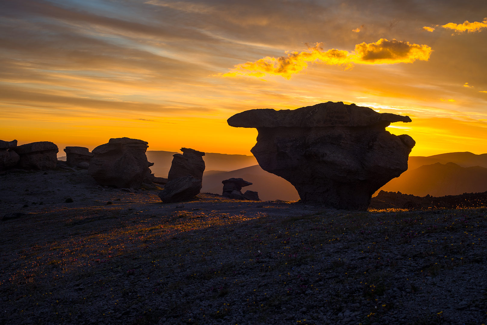 Рассвет на поляне "Каменных грибов" Каменные грибы Северное Приэльбрусье Кабардино-Балкария