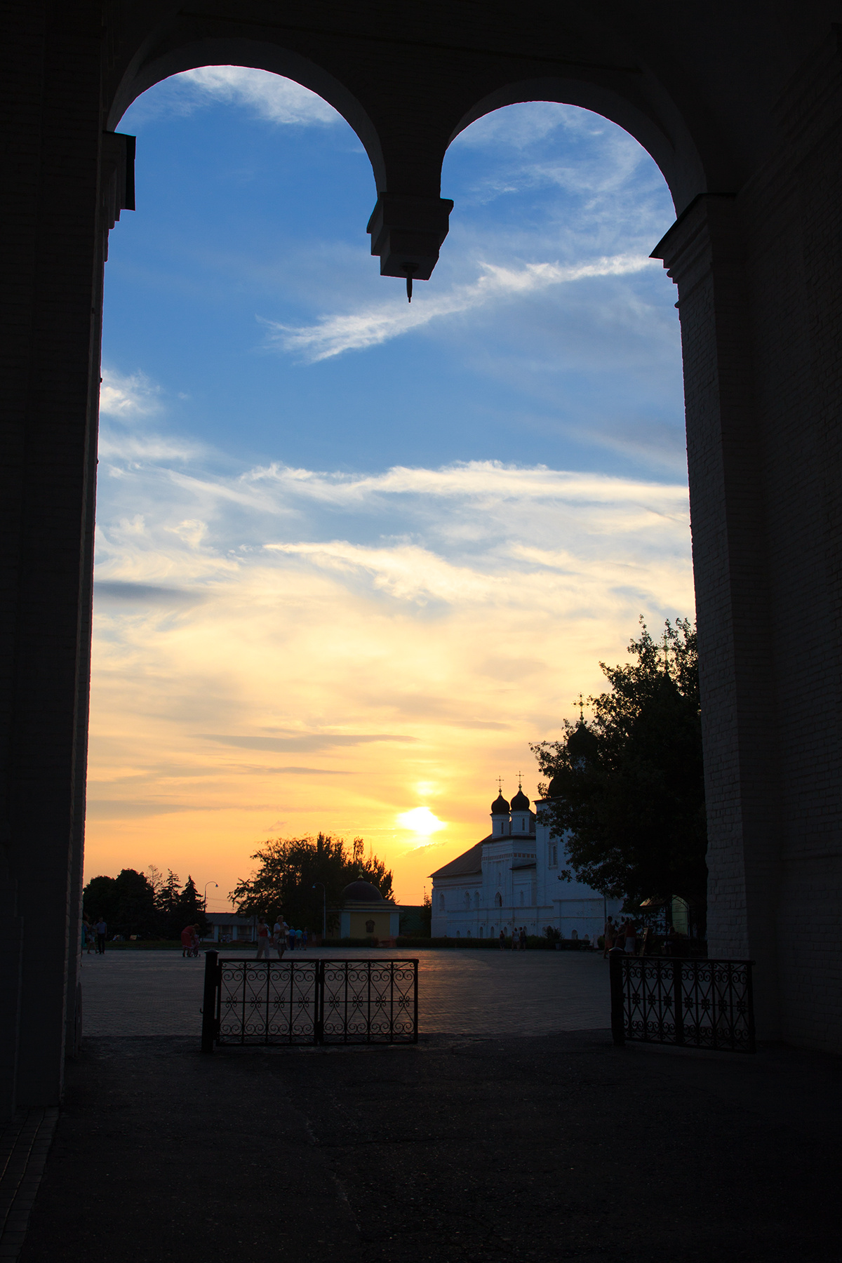 Закатный портал астрахань лето июль 2018 закат город юг тепло красота астраханский кремль рпц троицкий собор крепостная стена