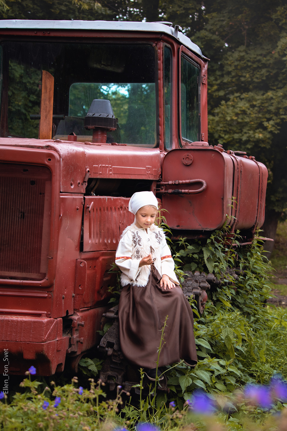 устала дети дорога деревня детское фото деревенская девочка крестьянка трактор