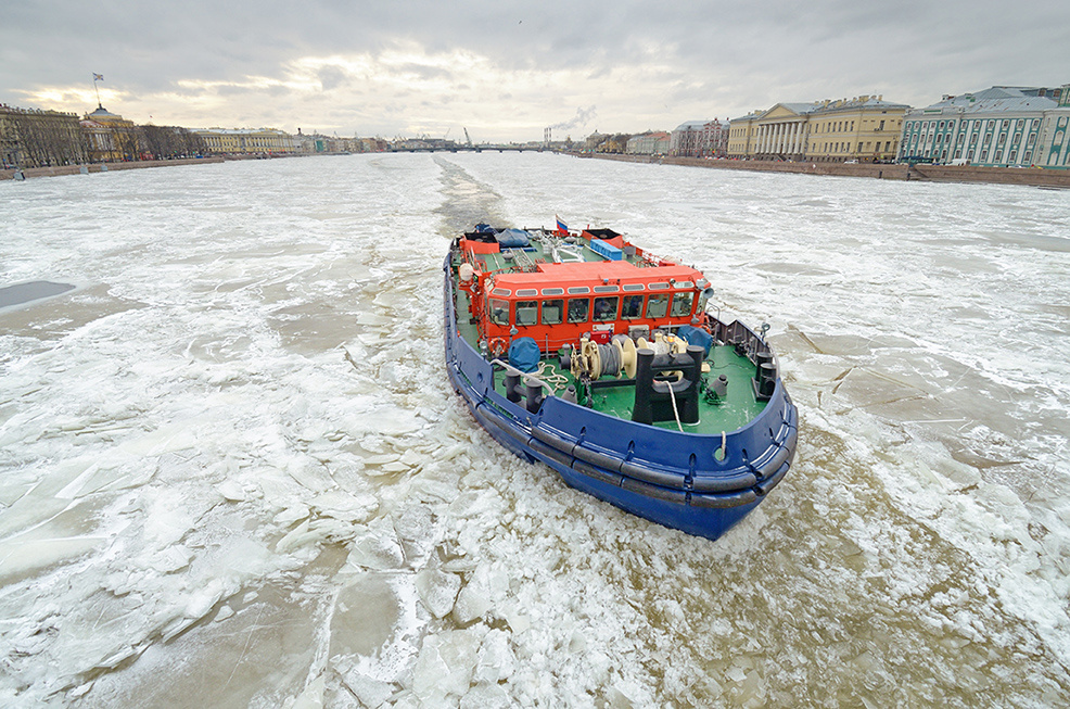 Ледокол ломает лед на Неве. ледокол корабль лед зима мороз холод