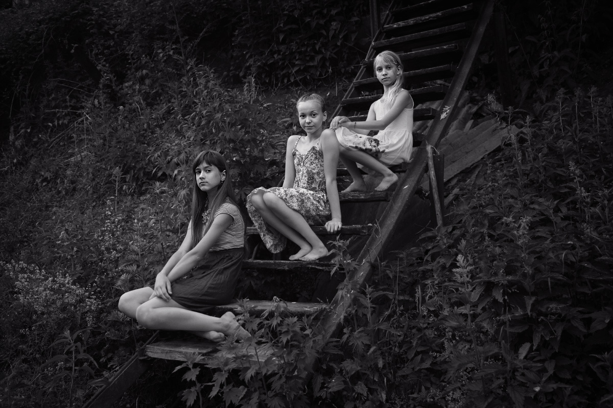 Три девицы вечерком сидят на лестнице ладком 
