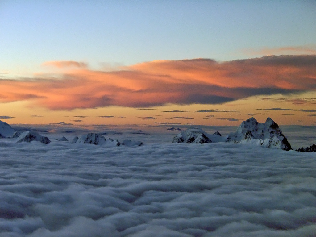 Центральный Кавказ в облаках на рассвете горы Кавказ Эльбрус Ушба облака рассвет