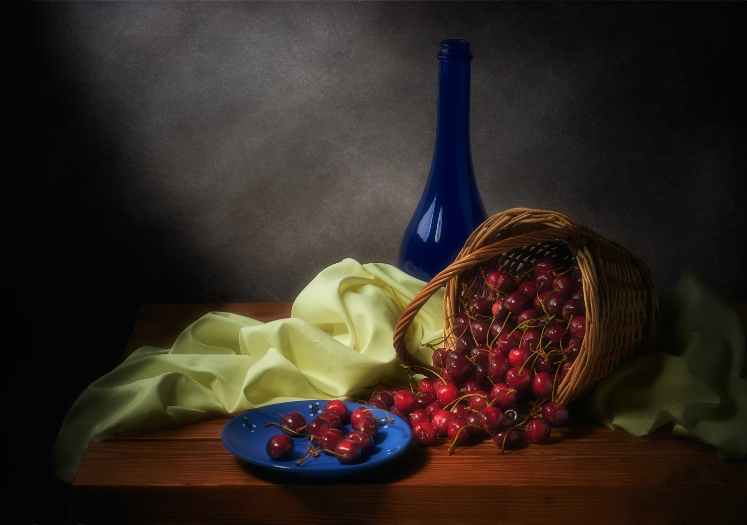 Черешня на синем блюдце натюрморт композиция постановка сцена посуда предметы черешня ягоды плоды блюдце корзинка
