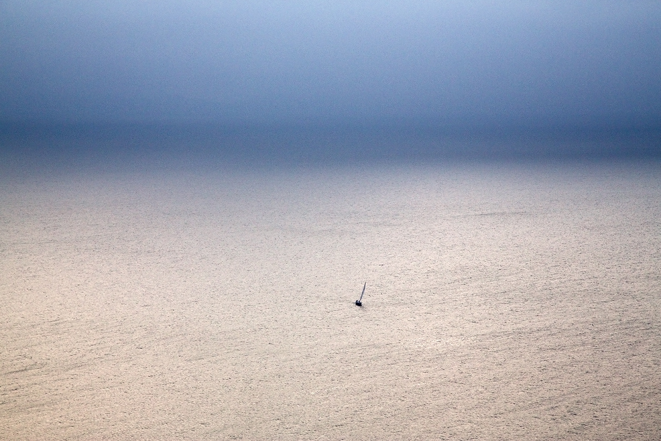 Один Владивосток Амурский залив вечер парусник надвигается туман