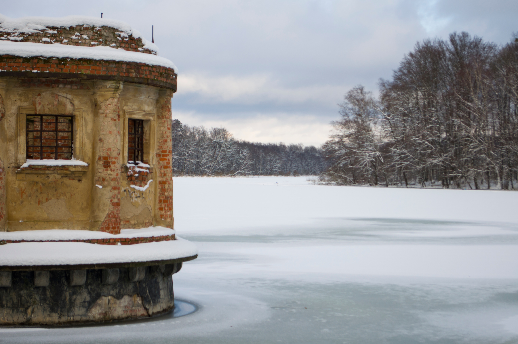 Заброшенная башня на озере здания озеро башня прогулка небо зима лес