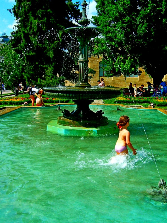 Июльская  жара... детишки фонтан "Лягудки" Нарзанная галерея июль Кисловодск