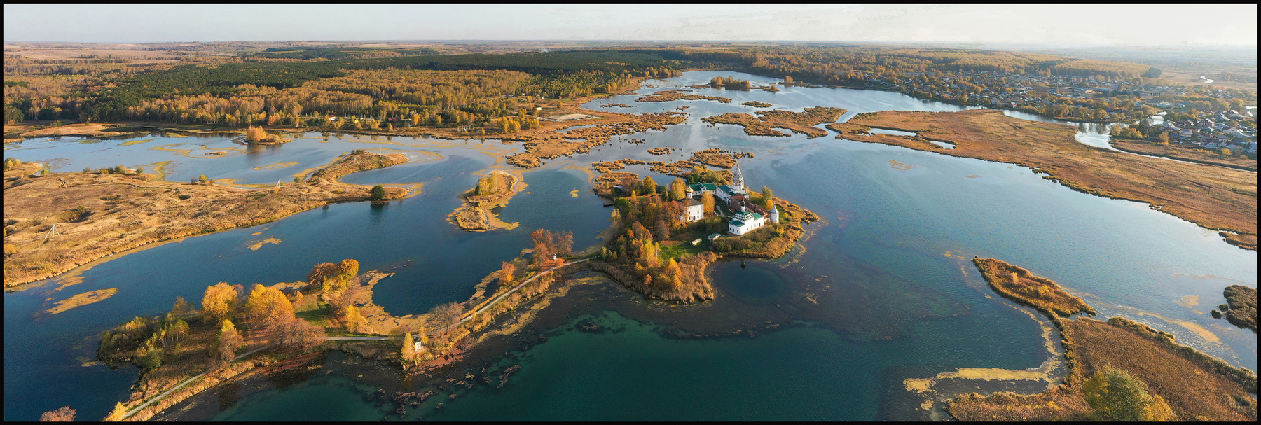 Свято-Троицкий Острово-Езерский монастырь озеро монастырь осень