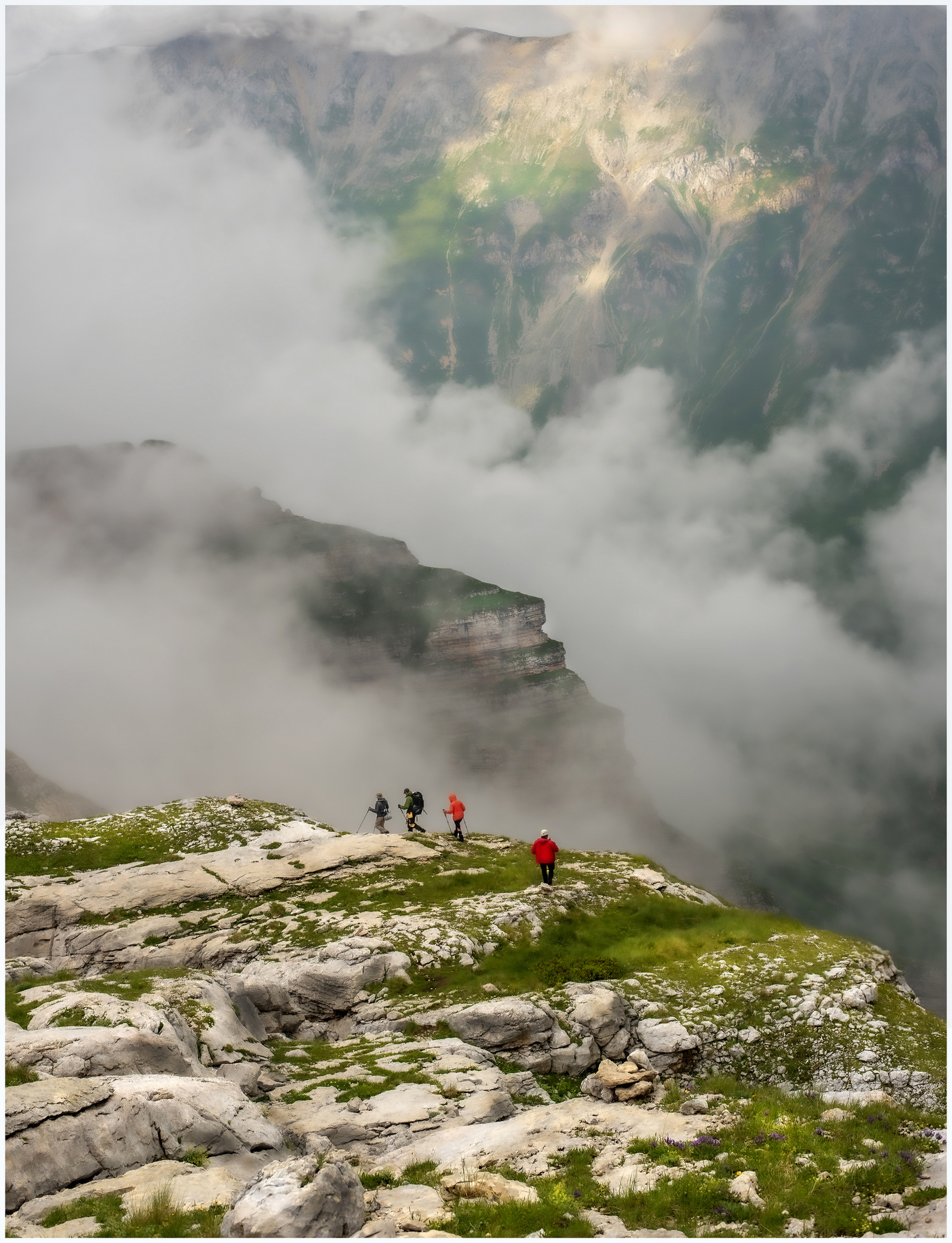 Сквозь облака Горы скалы вершины Кавказ Фишт альпинисты облака