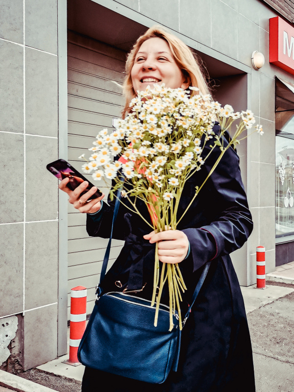 Ромашковое лето стрит фото улица город девушка цветы букет ромашки радость улыбка счастье мгновение Россия 2021