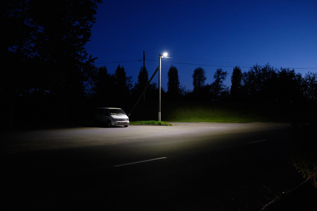 Спящий автомобиль вечер улица фонарь автомобиль деревья небо