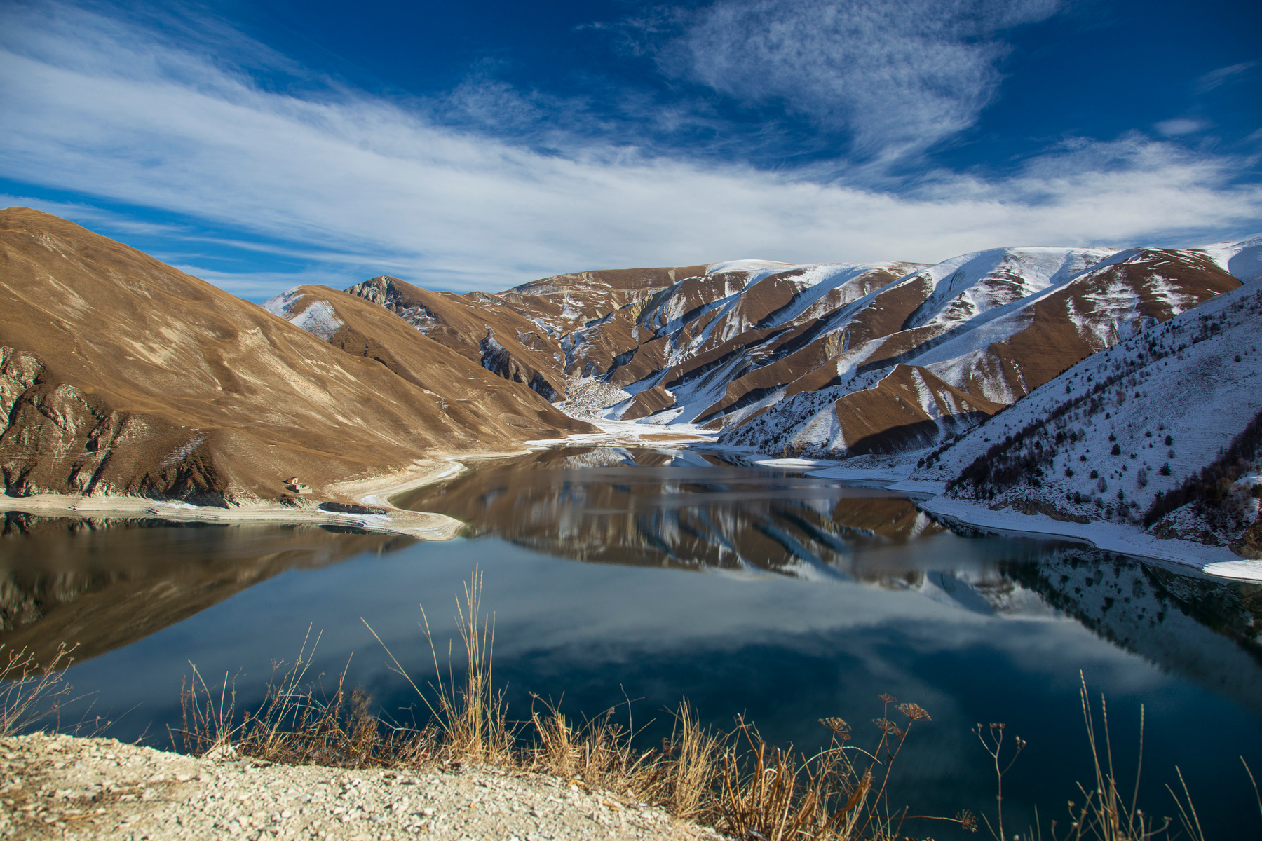 Утро на озере в горах Казеной-Ам Чечня Кавказ