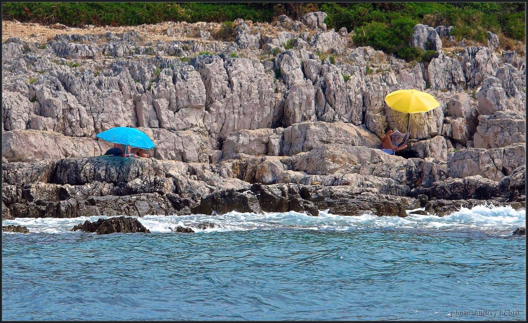 Под разноцветными зонтиками Хорватия Истрия Адриатика скалы нудисты вода море зонтики