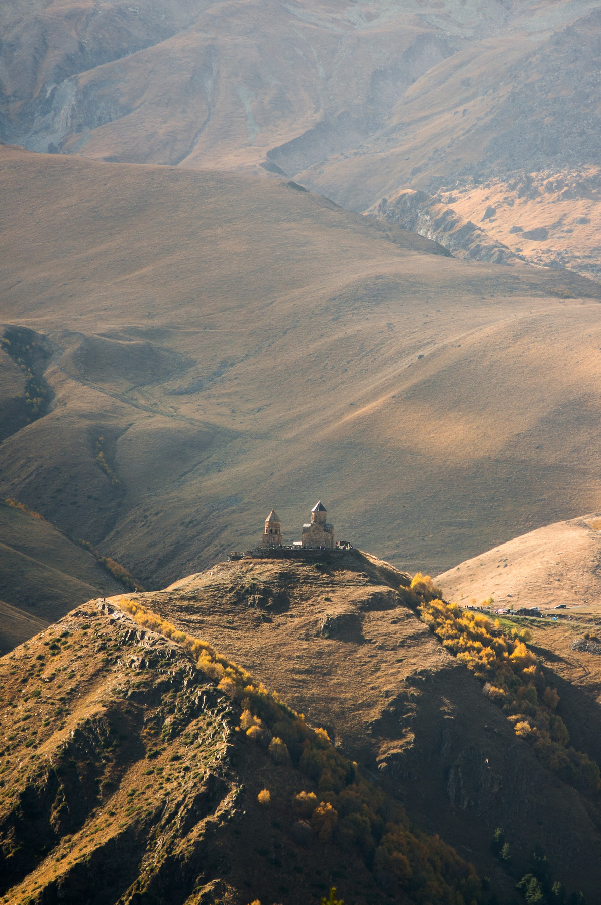 Рыжие горы и Троицкая церковь осень грузия степанцминда горы церковь троицкая
