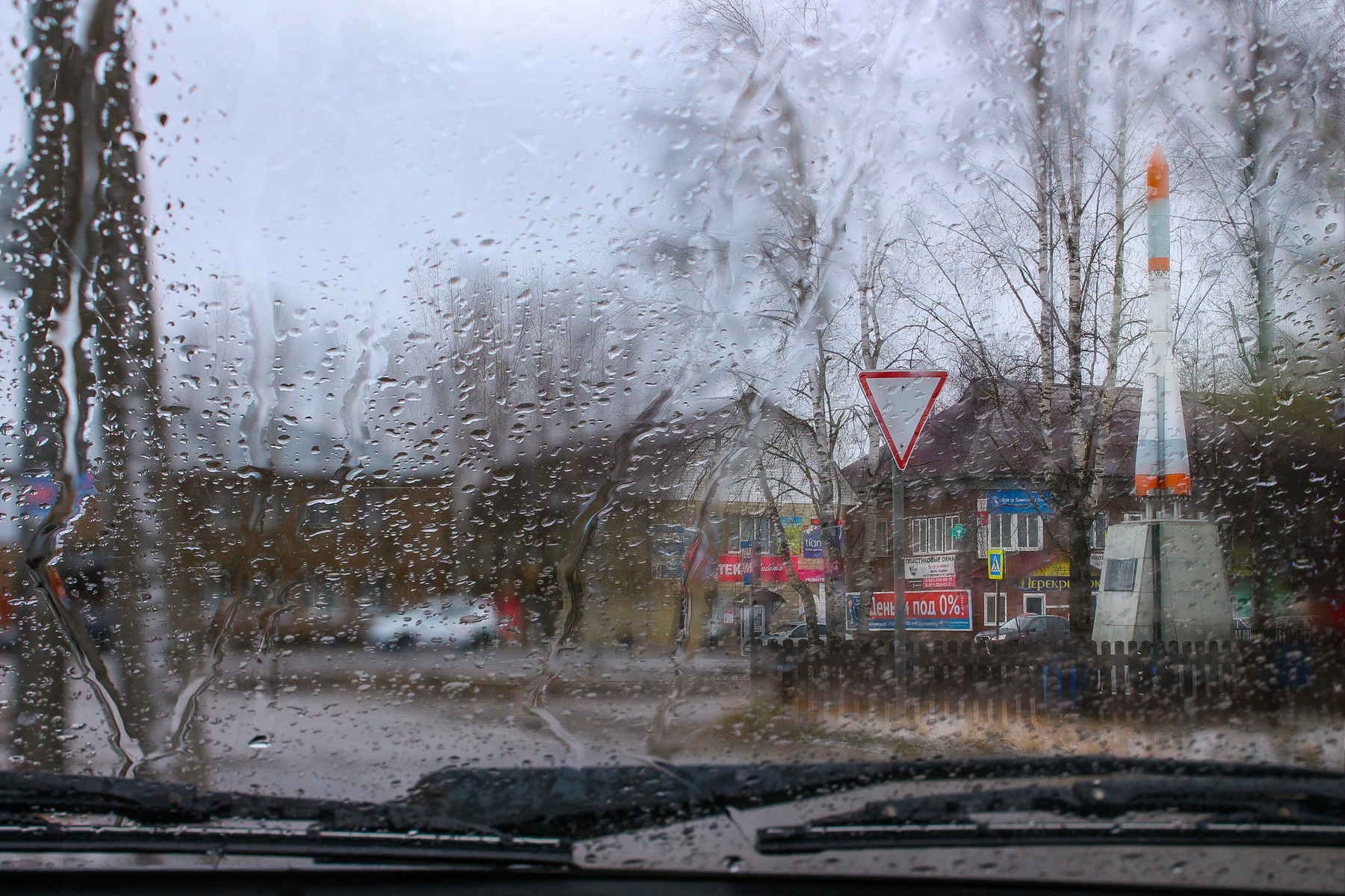 Дождливый день сквозь окно автомобиля Село хмуро дождь