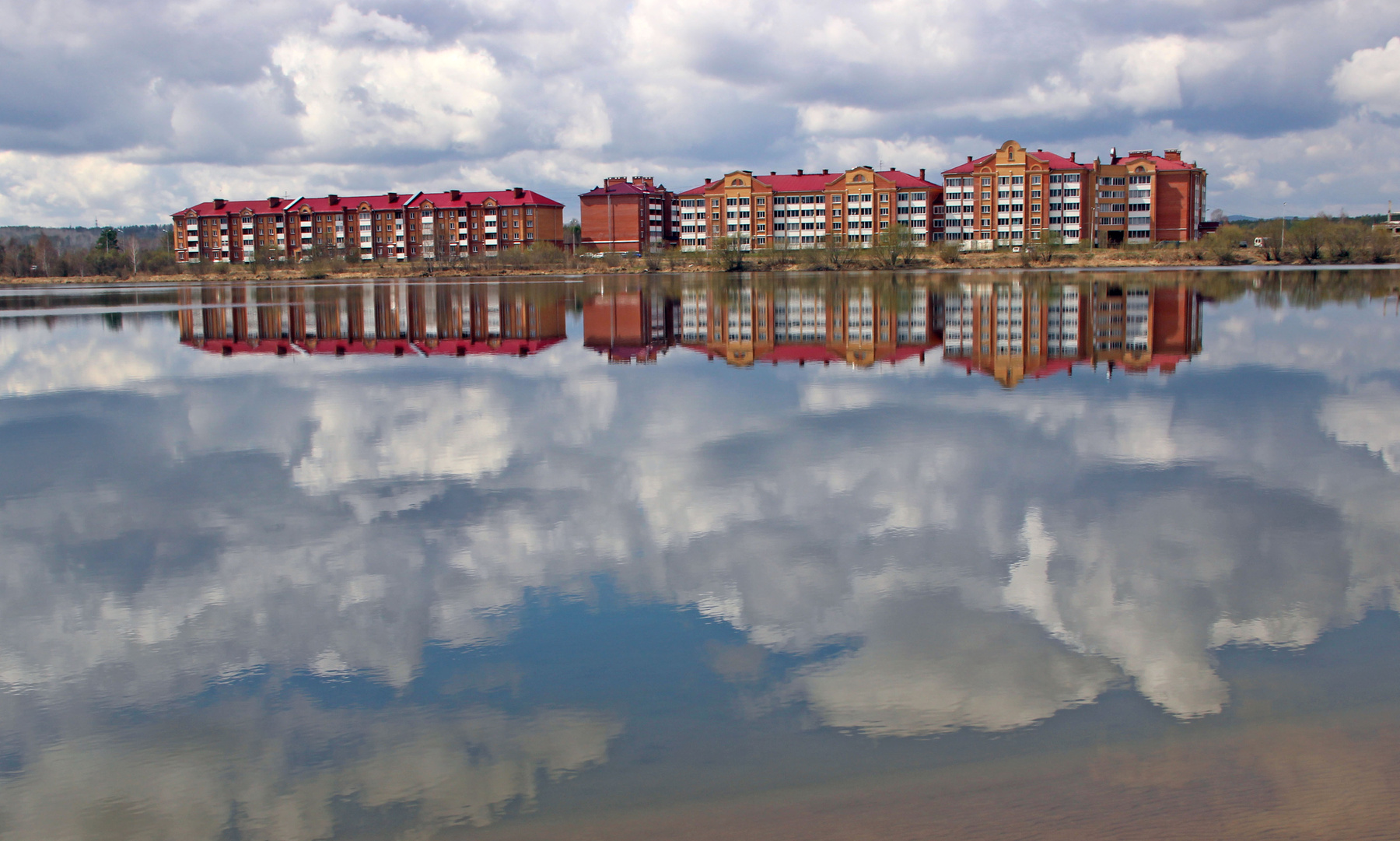 Отражение-2 Россия Сибирь весна озеро город отражение вода здания