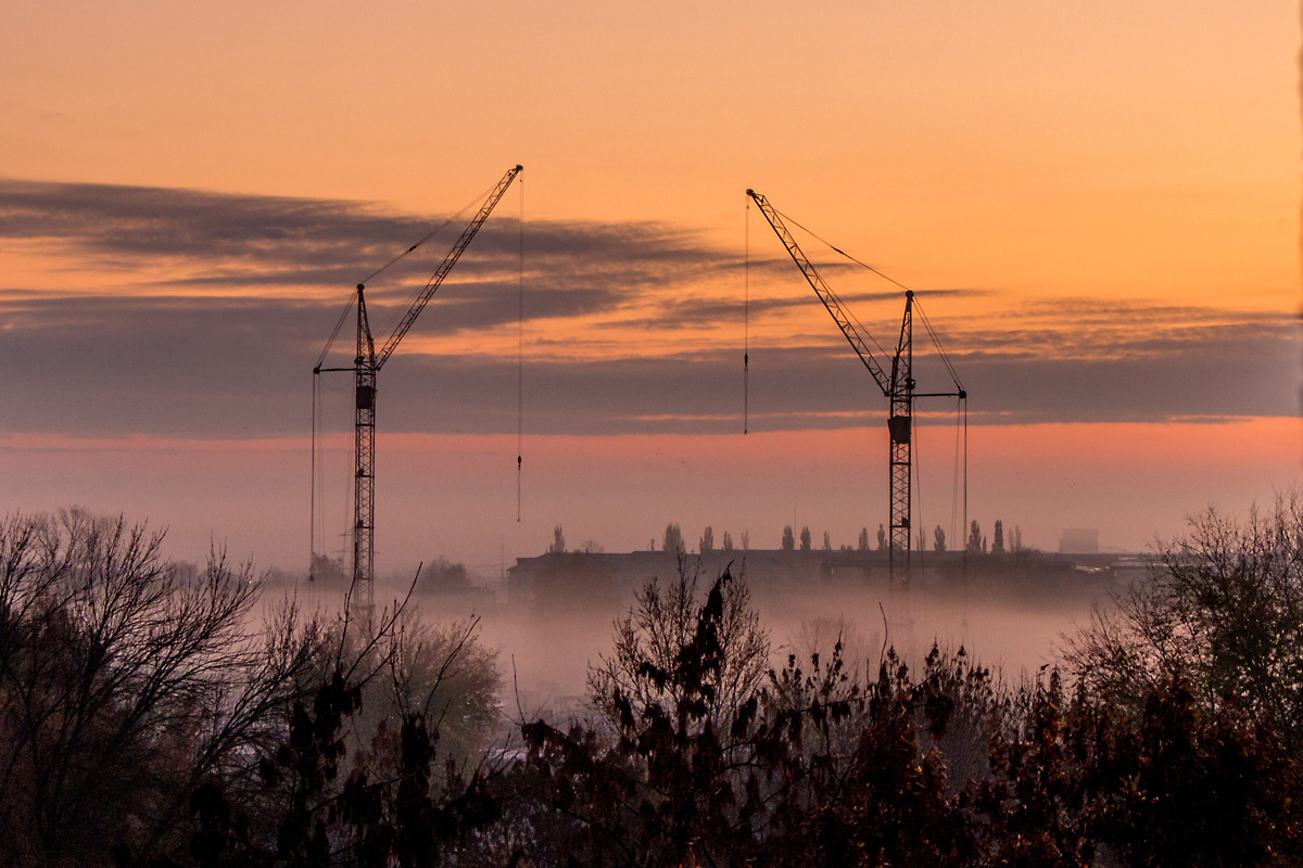 Городские зарисовки утро восход туман стройка