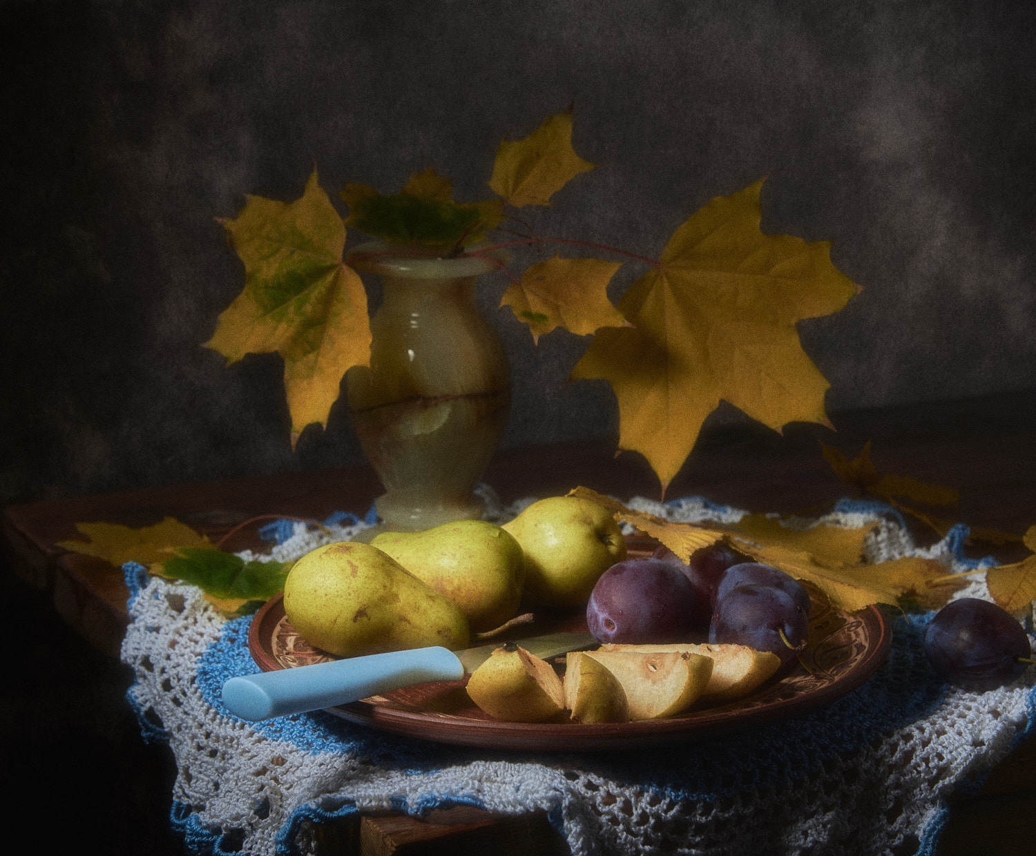 Осенние плоды натюрморт композиция постановка сцена плоды еда фрукты груши сливы листва