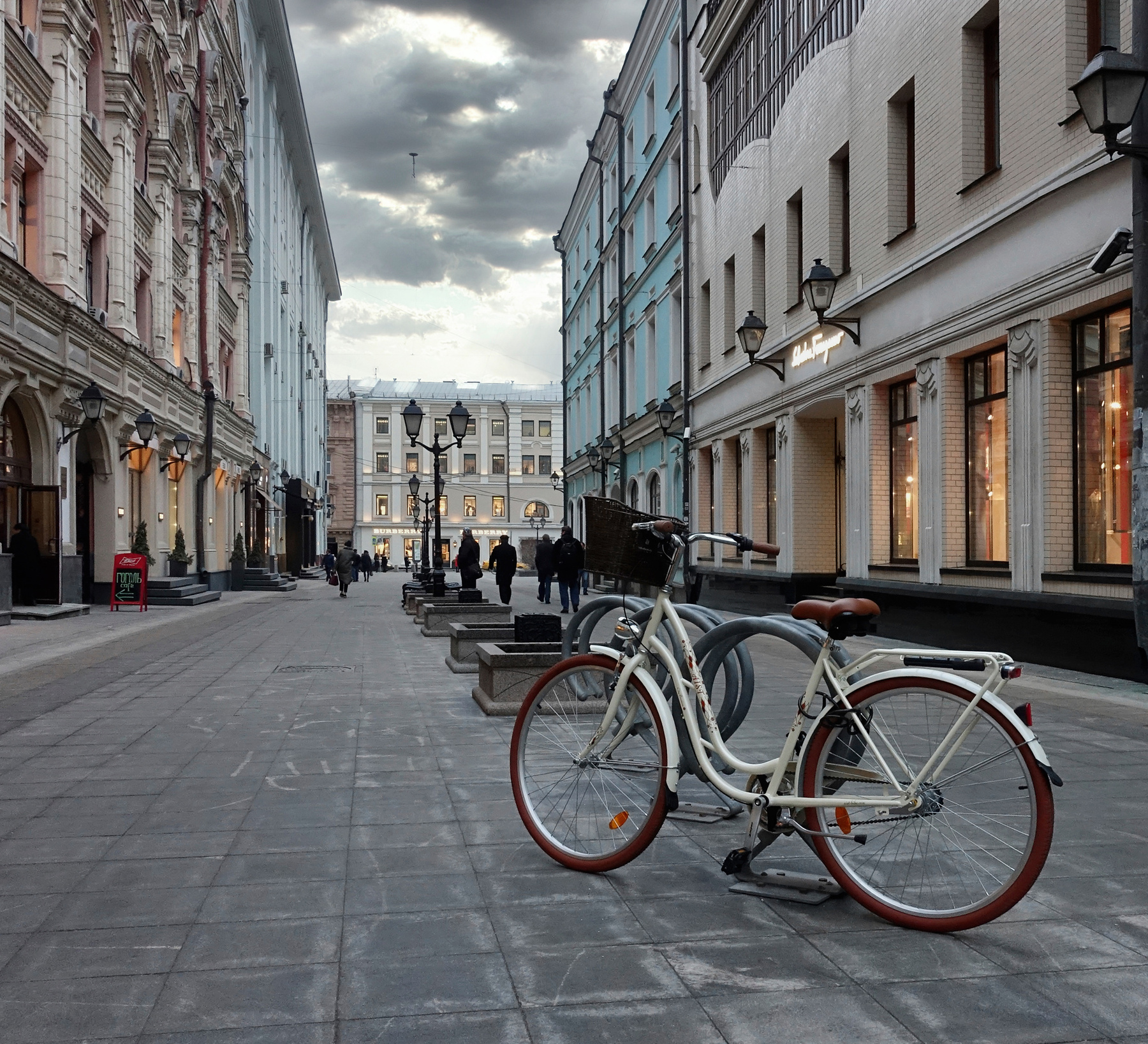Гуляя по центру Москвы антонмазаев antonmazaev город улица городскойпейзаж москва столица велосипед