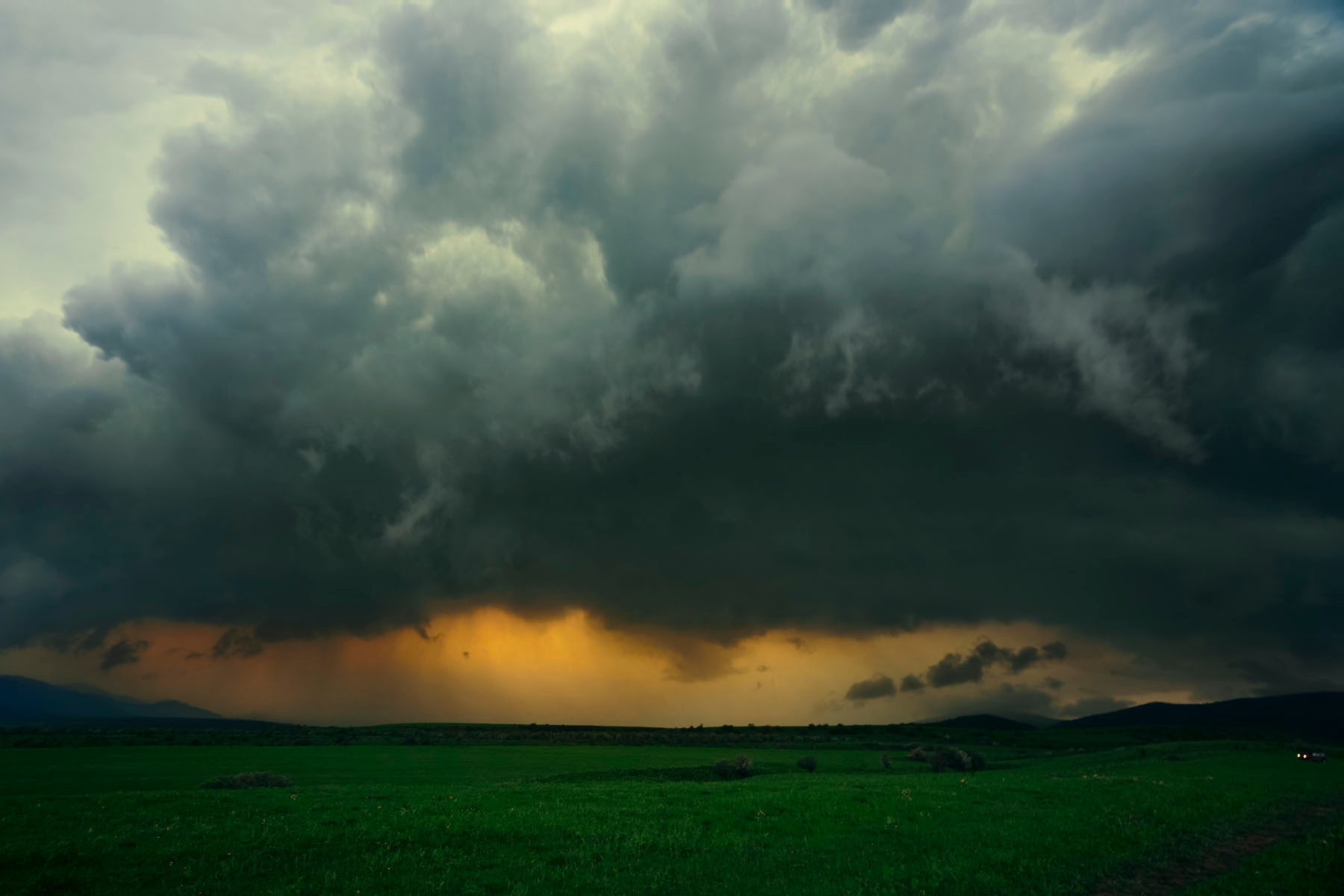 шторм в предгорье Талгара - Казахстан 