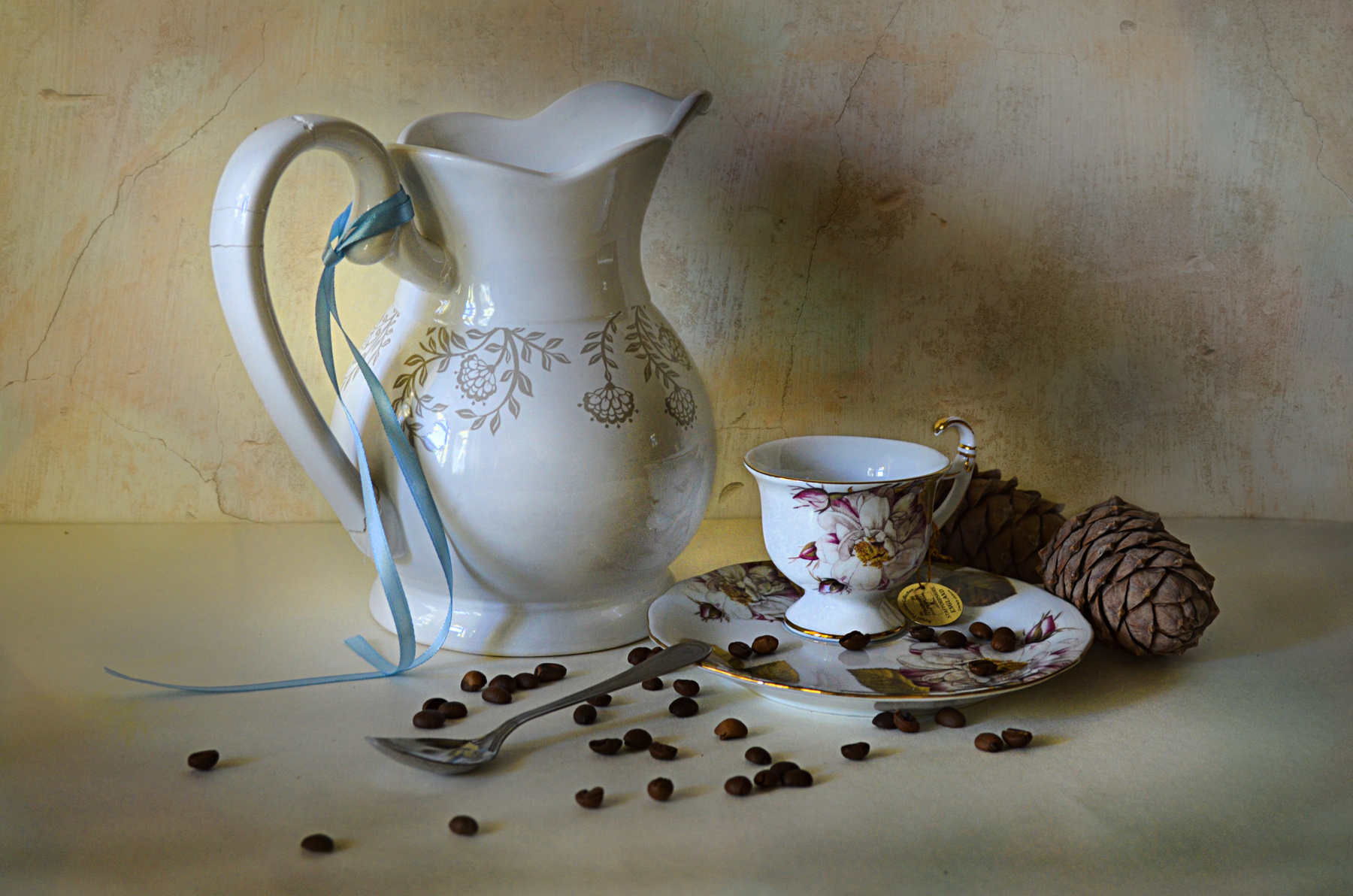 *** натюрморт посуда кувшин чашка ложка зерна кофе шишки кедровые лента стол