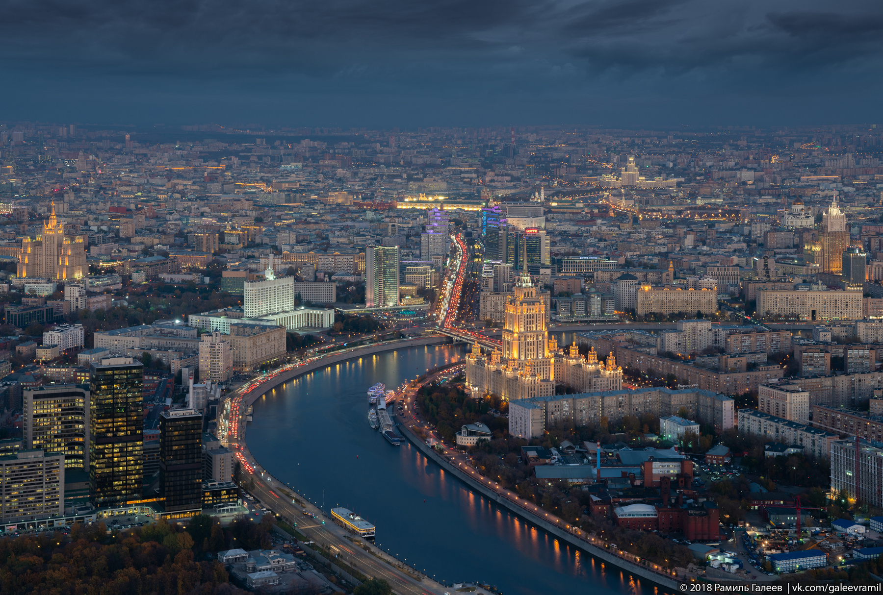 Неспящий город Москва Россия небоскребы вечер закат город архитектура подсветка река