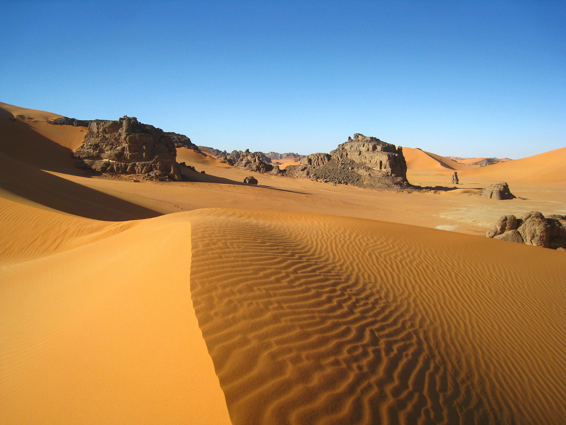 В Сахаре. Алжир пейзаж скалы