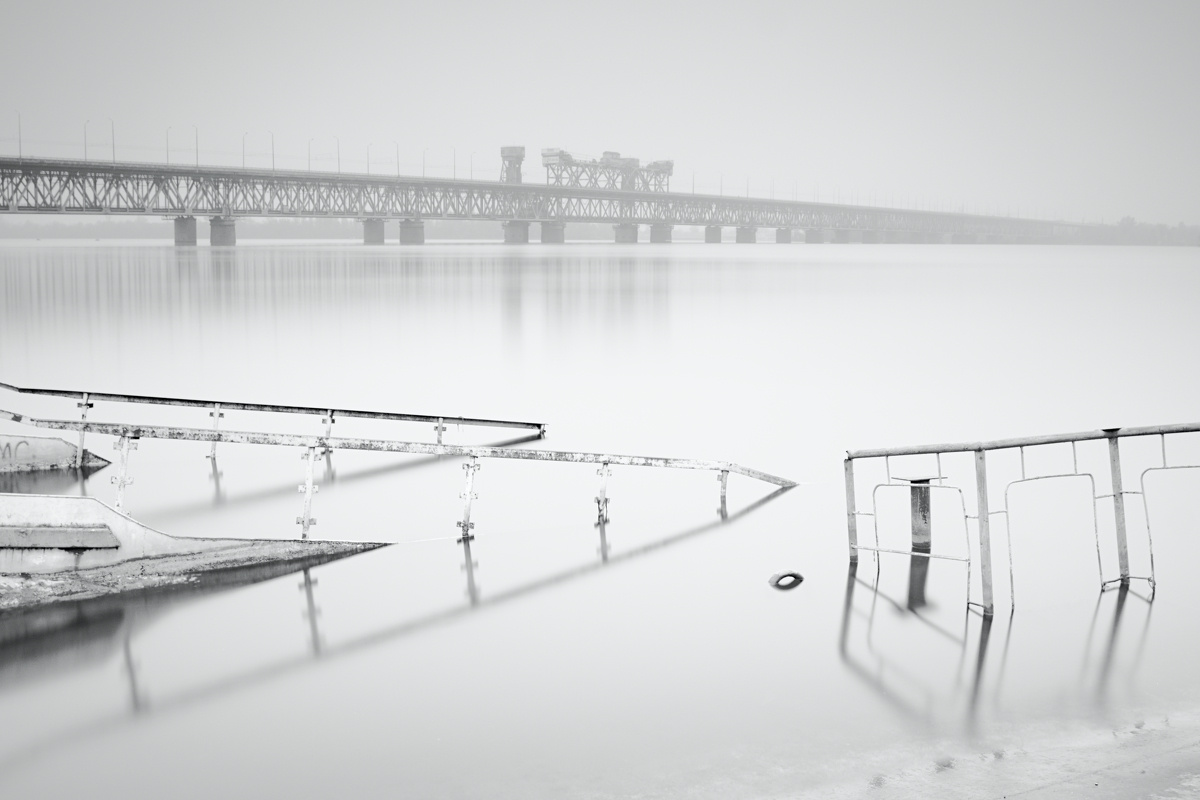 Drowned past город мост туман утро перила затонувший вода река заброшенный минимализм длинная выдержка