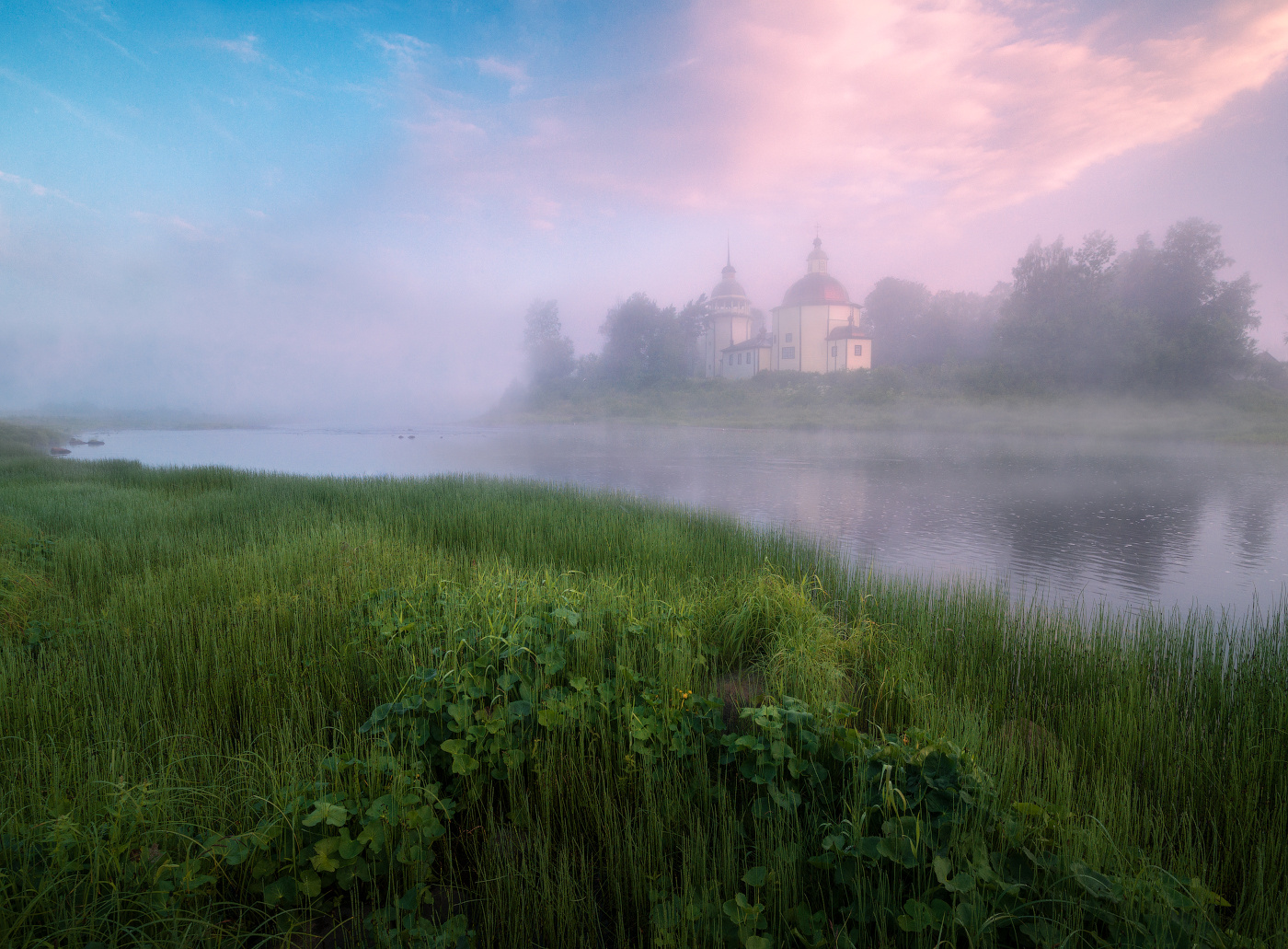 Туманное летнее утро лето утро деревня глубинка россия часовня церковь небо облака туман
