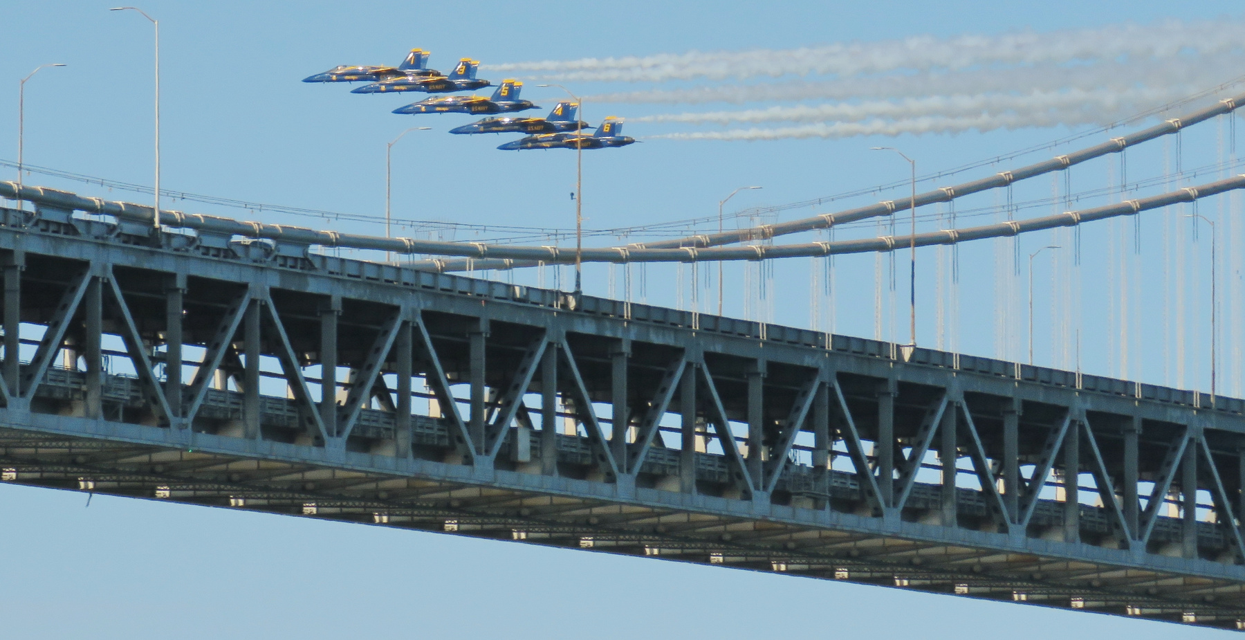 Эскадрилья "Голубые Ангелы" голубые ангелы морская авиация самолёт самолёты истребители-бомбардировщики штурмовики хорнет эскадрилья полёт мост blue angels mcdonnell douglas F A-18 hornet squadron bay bridge