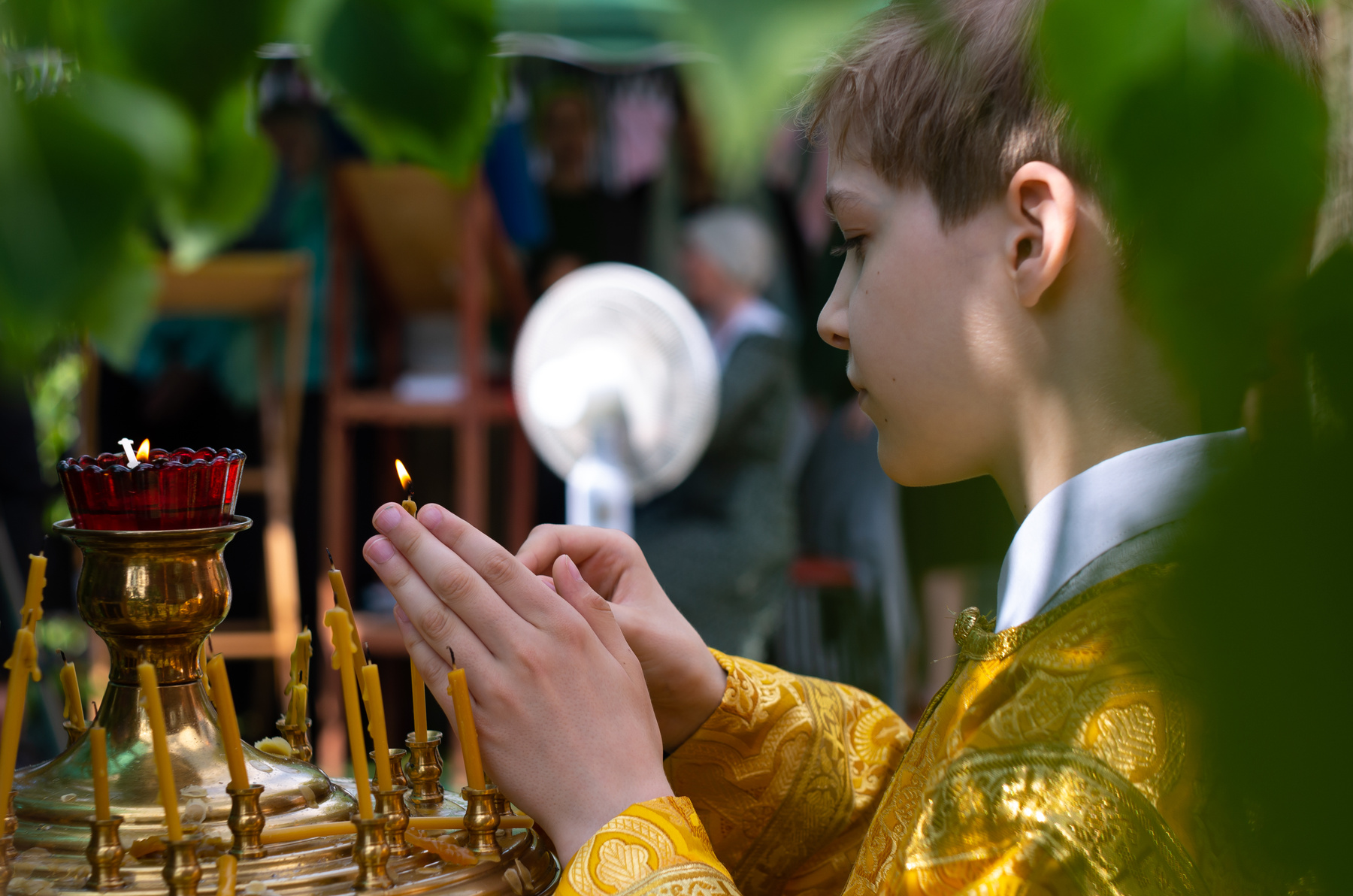 Мальчик служка на уличной службе Святой Троицы церковь служба мальчик свечи Троица пентакс