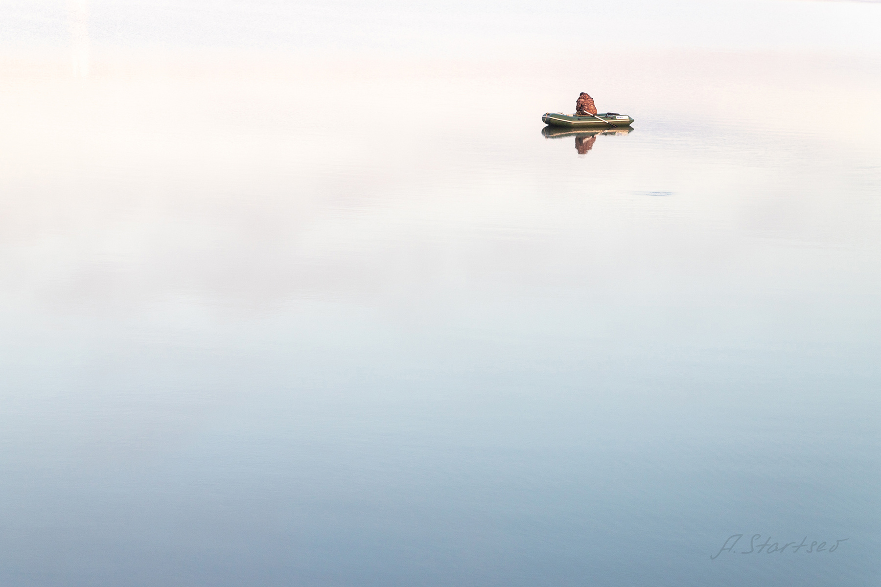 Лодочник пруд утро лодка рыбак минимализм пейзаж озеро вода отражение Лысьва Пермский_край
