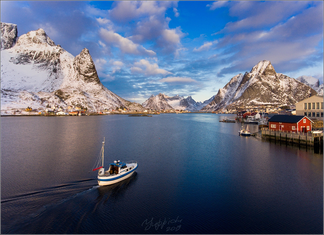 Вид на Рейне с лодкой рейне норвегия