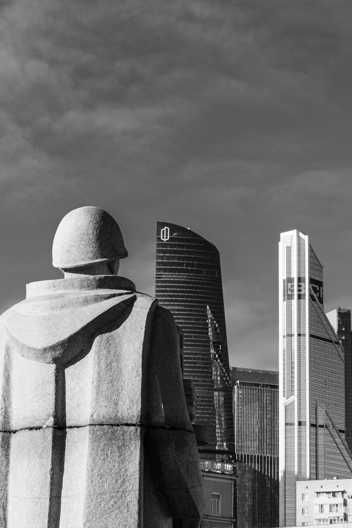 Памятник Памятник Москва сити город улица небо чёрнобелое