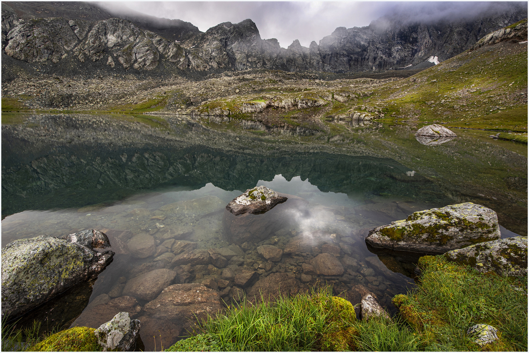 Озеро безмолвия* Горы озеро скалы вода отражение прозрачность трава камни туман Кавказ Архыз хребет Абиширо Ахубо