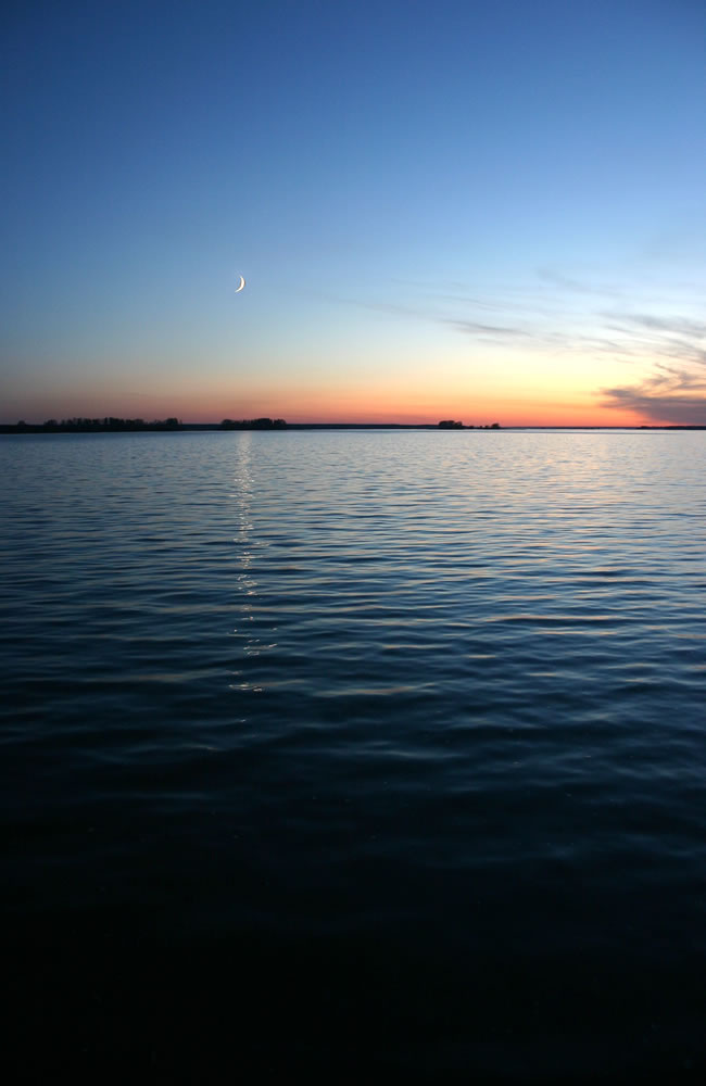 Вечернее Обское. Море река водохранилище пейзаж Обь вечер луна месяц